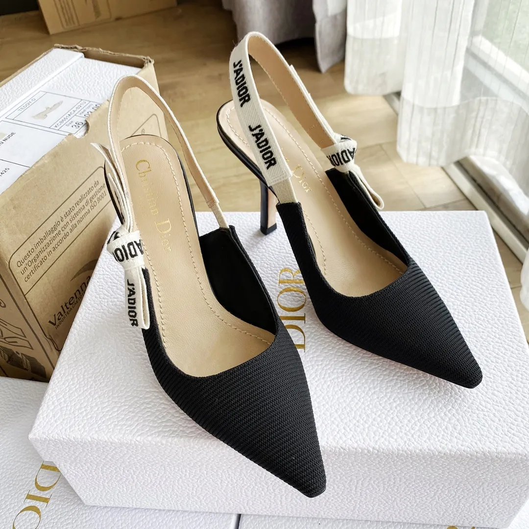 👟👟Ex-factory price 440👟👟 Developed one-to-one from the original version, 👠👠✨ ✨Dior’s popular sandals are new🔥 🔥 The same style as the most popular internet celebrities and celebrities of the year💁 💁. Imported fabric, lining and feet are made of calfskin lining🐑. Original molded heel, heel height 10Cm 6.5cm💘 Original molded metal outsole with five-pointed star LOGO mark✨. Original bow, 💅 Italian leather outsole. 👄💋 Full set of packaging (bags, cards, invoices, one-to-one wrapping paper) 34 40 41 customized